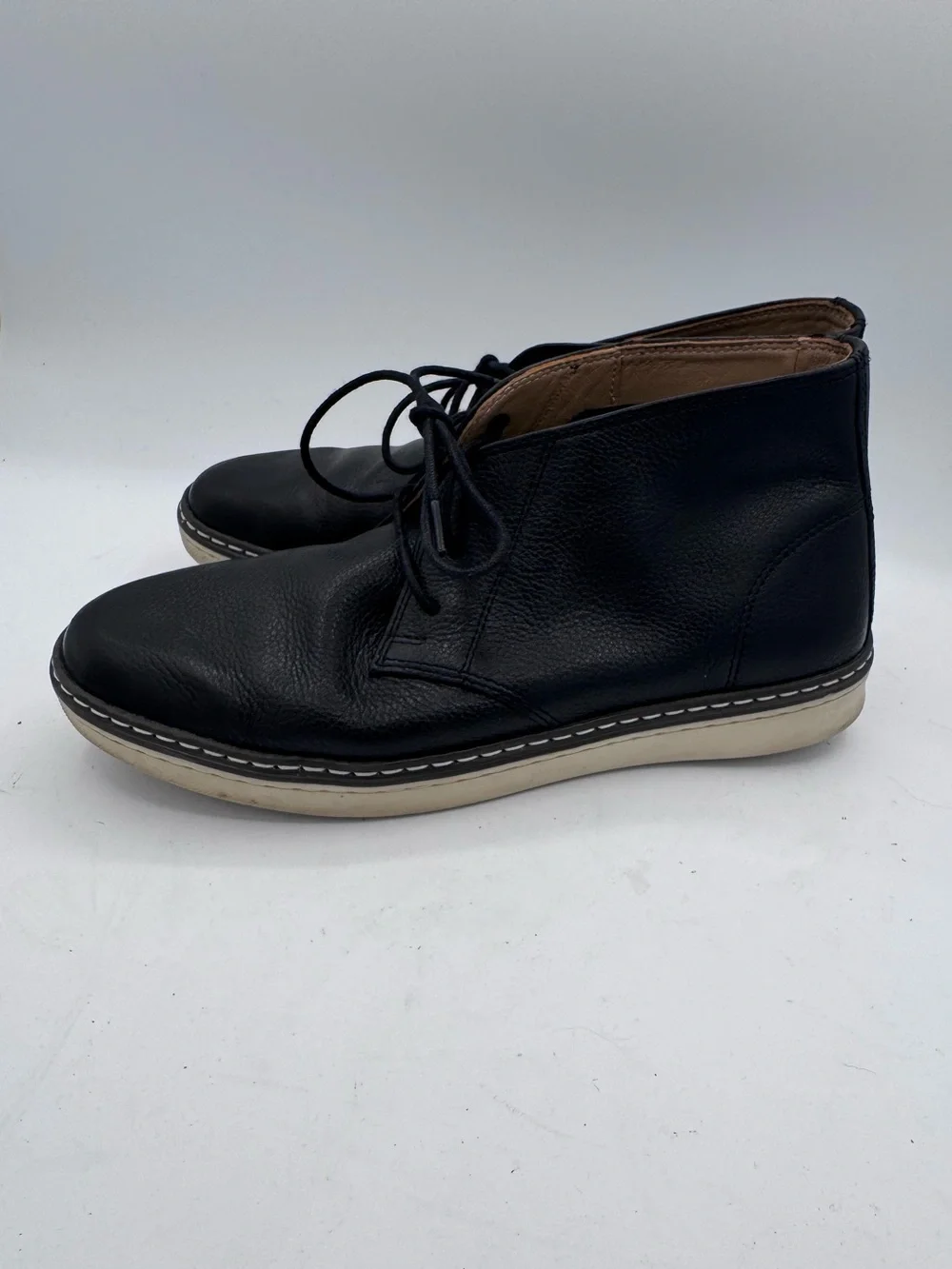 Johnston & Murphy Youth Black Leather Chukka Boots with Contrast Sole -Youth 4.5